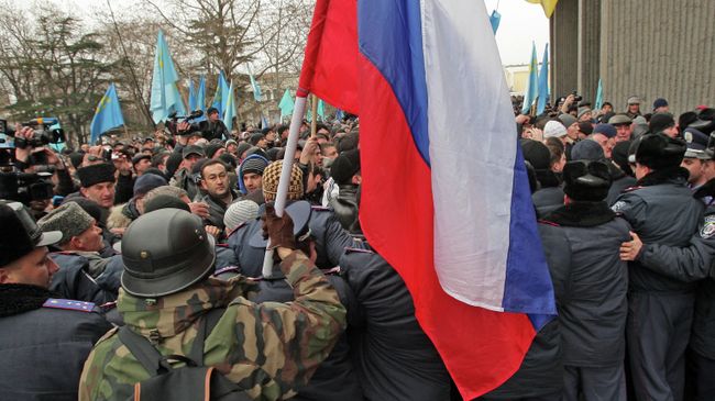 Митинг у здания Верховного совета Крыма. Архивное фото Митинг у здания Верховного совета Крыма. Архивное фото