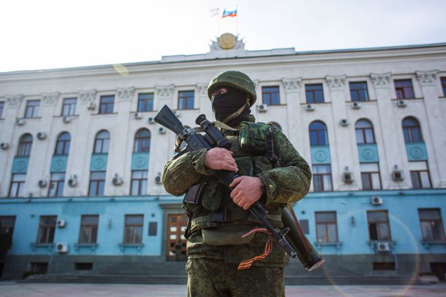 Военный у здания Верховного совета Крыма. 2 марта 2014 Военный у здания Верховного совета Крыма. 2 марта 2014