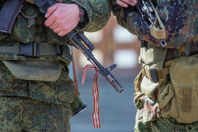 Военные у здания Верховного совета Крыма Военные у здания Верховного совета Крыма