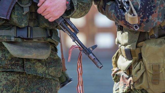 Военные у здания Верховного совета Крыма Военные у здания Верховного совета Крыма