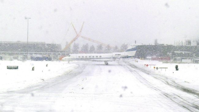 Взлетная полоса во время метели в аэропорту Вашингтона