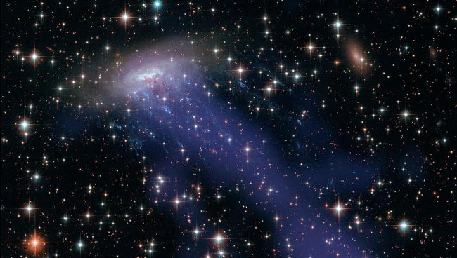 Композитное изображение галактики ESO 137-001, полученное телескопами “Хаббл” и “Чандра” Композитное изображение галактики ESO 137-001, полученное телескопами “Хаббл” и “Чандра”