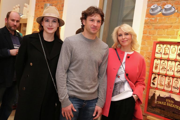 Дарья Михалкова, Дмитрий Сенников и Анна Горшкова на премьере фильма Уэса Андерсона Отель Гранд Будапешт Дарья Михалкова, Дмитрий Сенников и Анна Горшкова на премьере фильма Уэса Андерсона Отель Гранд Будапешт