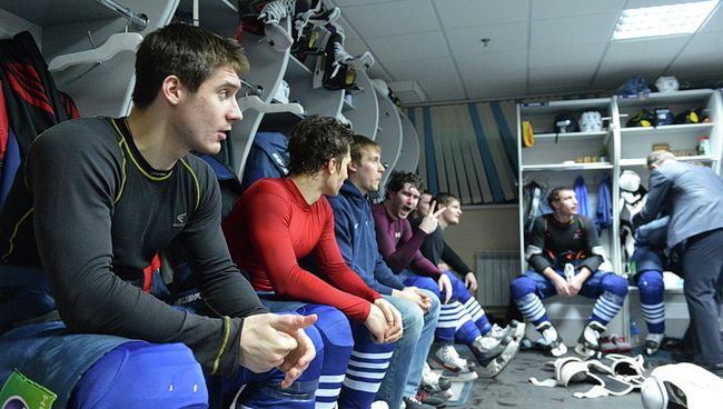 Игроки ХК Адмирал в раздевалке. Архивное фото Игроки ХК Адмирал в раздевалке. Архивное фото