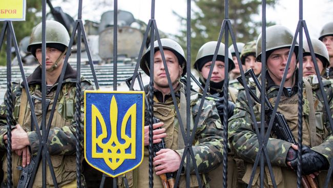 Украинские военные на территории военной базы Украинские военные на территории военной базы