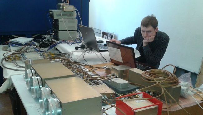Ученые за проверкой аппаратуры Рэлек для будущего малого научного аппарата МКА-ФКИ ПН2. Архивное фото Ученые за проверкой аппаратуры Рэлек для будущего малого научного аппарата МКА-ФКИ ПН2. Архивное фото