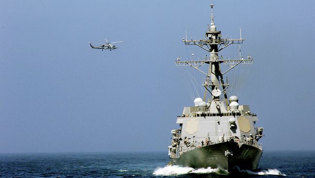 Американский эсминец Truxtun, направленный в Черное море
