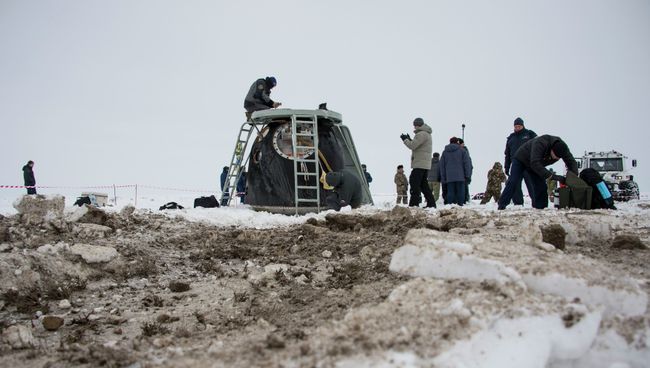 Спускаемый аппарат корабля Союз ТМА-10М после посадки в казахстанской степи Спускаемый аппарат корабля Союз ТМА-10М после посадки в казахстанской степи