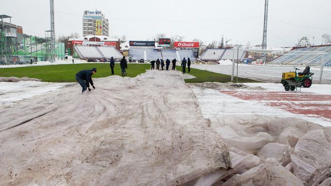 Подготовка поля стадиона Труд в Томске к началу игрового сезона, фото из архива Подготовка поля стадиона Труд в Томске к началу игрового сезона, фото из архива