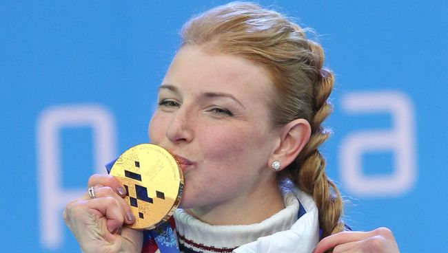 Алена Кауфман (Россия), завоевавшая золотую медаль в гонке на средней дистанции в классе LW 2-9 (стоя) среди женщин в соревнованиях по биатлону на XI Паралимпийских зимних играх в Сочи, во время медальной церемонии. Алена Кауфман (Россия), завоевавшая золотую медаль в гонке на средней дистанции в классе LW 2-9 (стоя) среди женщин в соревнованиях по биатлону на XI Паралимпийских зимних играх в Сочи, во время медальной церемонии.