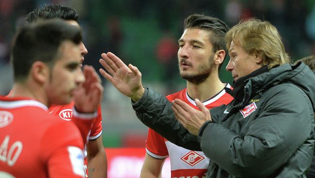 Валерий Карпин (справа)