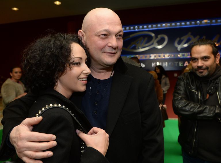 Режиссер Сергей Гинзбург с подругой на премьере фильма Кирилла Кузина Залетчики