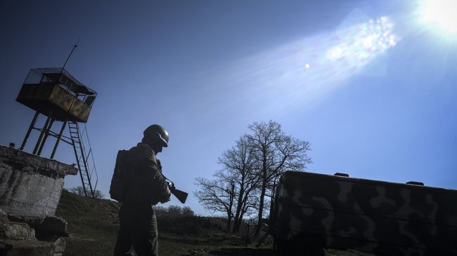 Военнослужащий на территории зенитно-ракетного дивизиона в Крыму. Архивное фото
