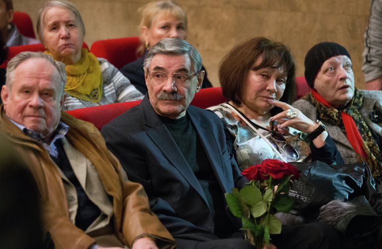 Актеры Александр Панкратов-Черный и Лариса Лужина на церемонии прощания с народным артистом РФ Анатолием Кузнецовым в Доме кино союза кинематографистов в Москве Актеры Александр Панкратов-Черный и Лариса Лужина на церемонии прощания с народным артистом РФ Анатолием Кузнецовым в Доме кино союза кинематографистов в Москве