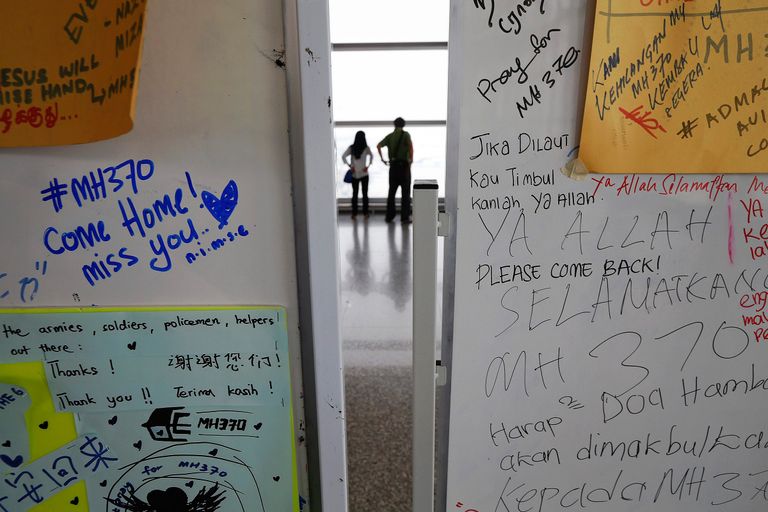 Письма поддержки и надежды пассажирам пропавшего Malaysia Airlines MH370, международный аэропорт в Куала-Лумпуре,13 марта 2014 Письма поддержки и надежды пассажирам пропавшего Malaysia Airlines MH370, международный аэропорт в Куала-Лумпуре,13 марта 2014