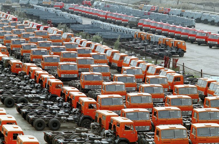 Автомобили КамАЗ на территории завода Автомобили КамАЗ на территории завода