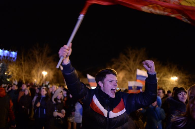 Житель Севастополя на праздничном концерте после проведения референдума о статусе Крыма Житель Севастополя на праздничном концерте после проведения референдума о статусе Крыма