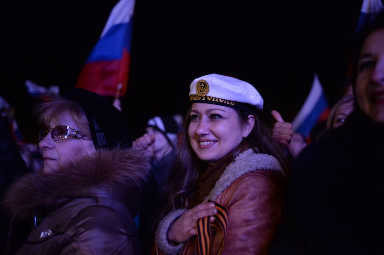 Жительница Севастополя на праздничном концерте после проведения референдума о статусе Крыма Жительница Севастополя на праздничном концерте после проведения референдума о статусе Крыма