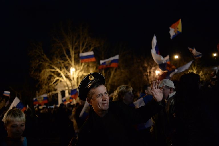 Житель Севастополя на праздничном концерте после проведения референдума о статусе Крыма Житель Севастополя на праздничном концерте после проведения референдума о статусе Крыма