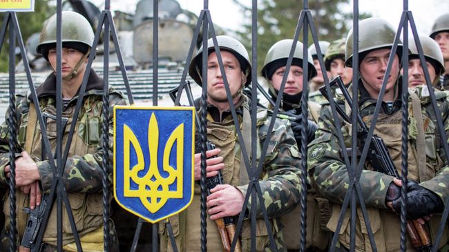 Украинские военные на территории военной базы в Крыму. Архивное фото Украинские военные на территории военной базы в Крыму. Архивное фото