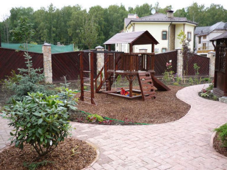 Детская площадка за городом: правила безопасного и развивающего комфорта Детская площадка за городом: правила безопасного и развивающего комфорта