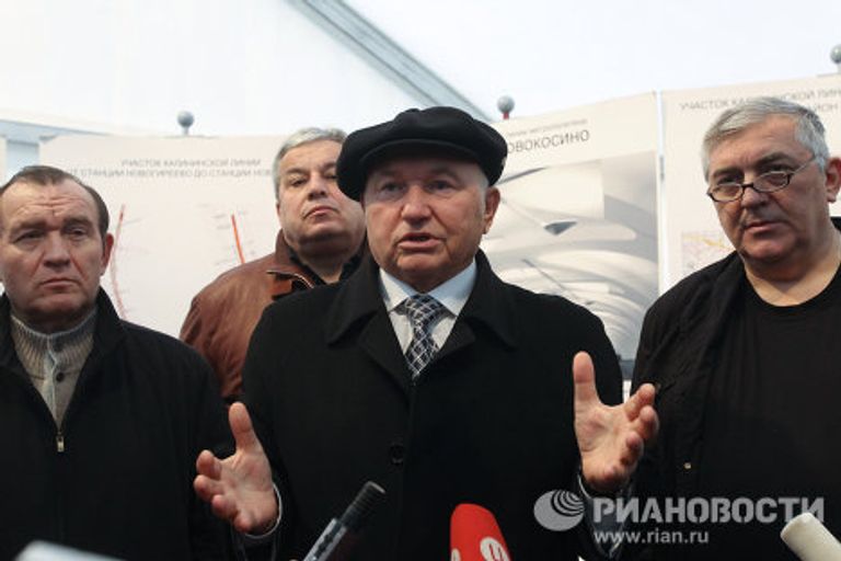 Юрий Лужков на месте строительства станции метро Новокосино Юрий Лужков на месте строительства станции метро Новокосино
