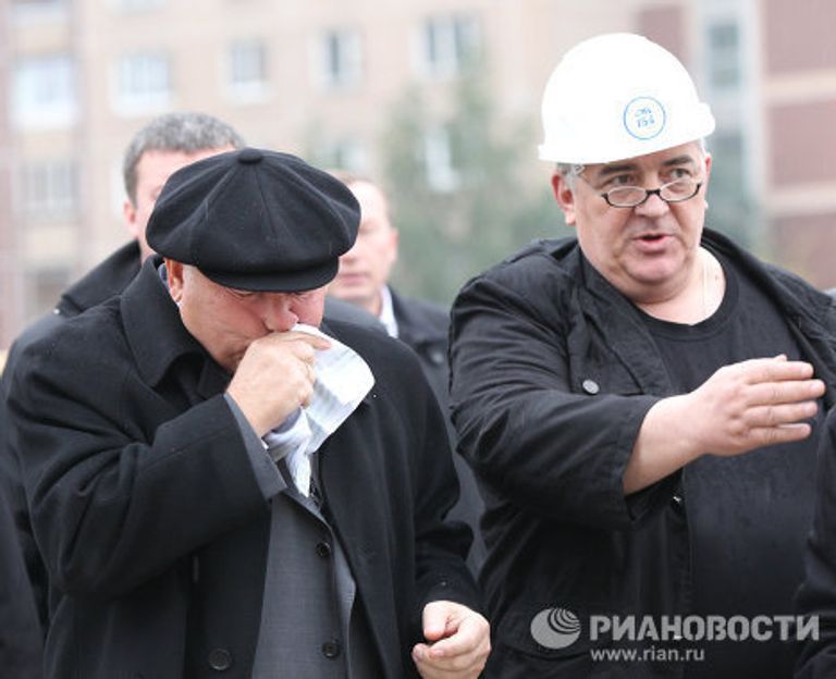 Юрий Лужков на месте строительства станции метро Новокосино Юрий Лужков на месте строительства станции метро Новокосино