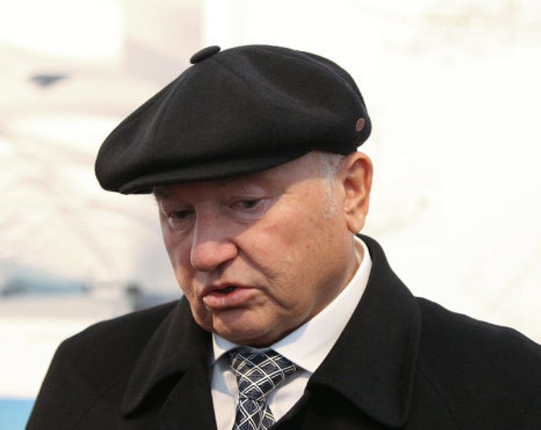 Юрий Лужков на месте строительства станции метро Новокосино Юрий Лужков на месте строительства станции метро Новокосино