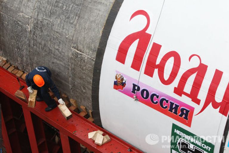 Юрий Лужков на месте строительства станции метро Новокосино Юрий Лужков на месте строительства станции метро Новокосино