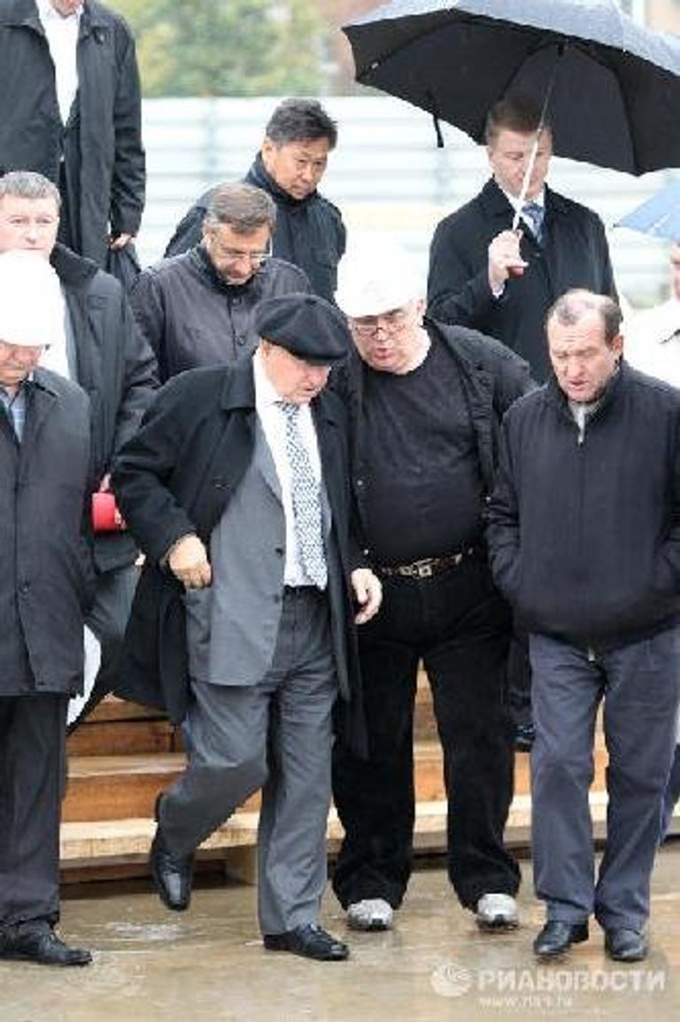 Юрий Лужков на месте строительства станции метро Новокосино Юрий Лужков на месте строительства станции метро Новокосино