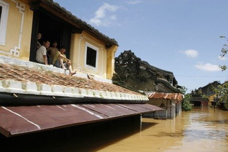Тысячи домов и целый город разрушены стихией в Юго-Восточной Азии Тысячи домов и целый город разрушены стихией в Юго-Восточной Азии