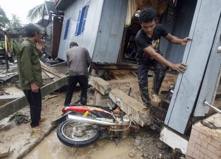 Тысячи домов и целый город разрушены стихией в Юго-Восточной Азии Тысячи домов и целый город разрушены стихией в Юго-Восточной Азии
