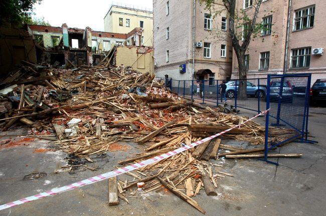 Снос дома номер 25 в Большом Козихинском переулке в центре Москвы, снос, разрушение