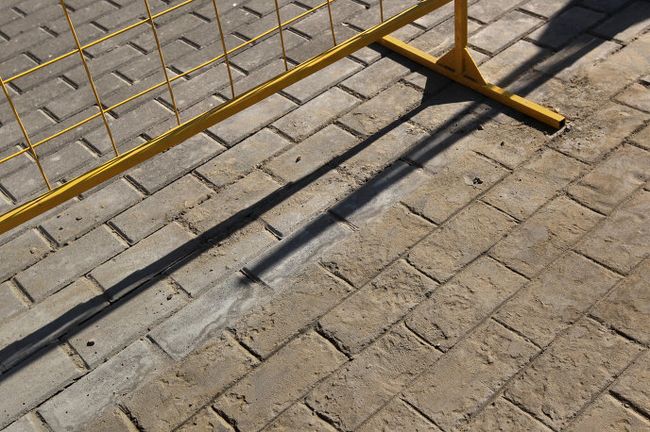 Тротуарная плитка, нарисованная на бетоне на одной из улиц Москвы