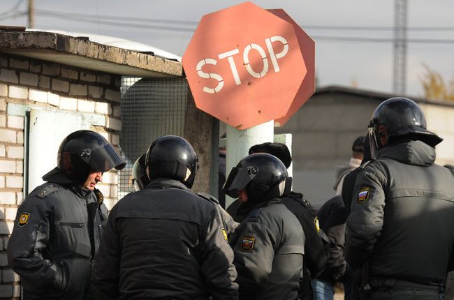Митинг протеста против сноса гаражей Парнас-1 в Санкт-Петербурге