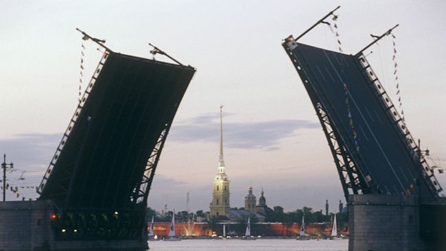Дворцовый мост в Санкт-Петербурге