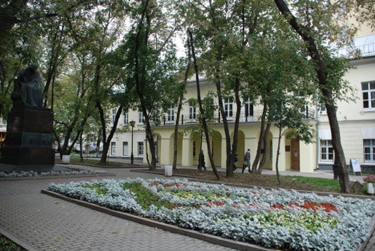 Памятник Гоголю во дворе дома писателя на Никитском бульваре Памятник Гоголю во дворе дома писателя на Никитском бульваре