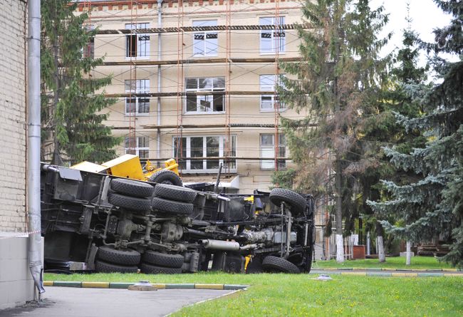 Строительный кран упал на здание роддома в Москве