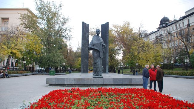 Памятник Крупской, Сретенский бульвар 3