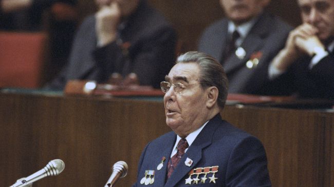 Генеральный секретарь ЦК КПСС Л. И. Брежнев выступает с докладом Генеральный секретарь ЦК КПСС Л. И. Брежнев выступает с докладом