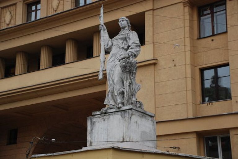 Скульптура перед входом во двор дома на Яузском бульваре
