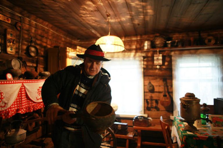 Композитор Григорий Гладков в своем загородном доме Композитор Григорий Гладков в своем загородном доме