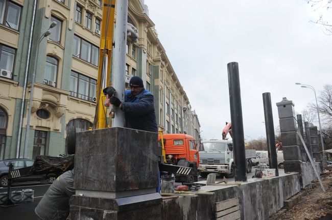 Вокруг Старой площади в центре Москвы установили забор