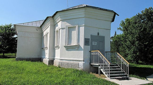 В этой бывшей церкви - части музея в Новгородской области находится диорама, посвященная ....