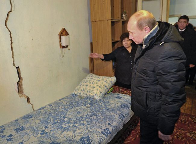 Премьер-министр РФ В.Путин посетил поселок Роза у Коркинского разреза
