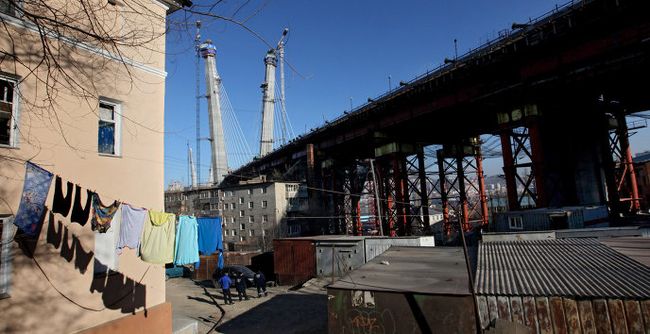 Строящийся мост через бухту Золотой Рог