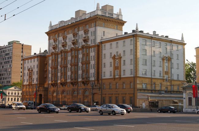 Здание американского посольства в Москве