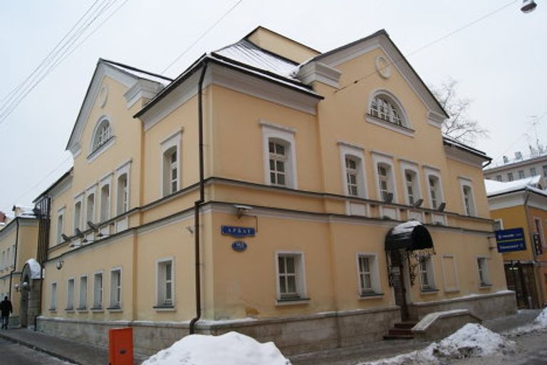 Здание в одном из переулков Арбата Здание в одном из переулков Арбата
