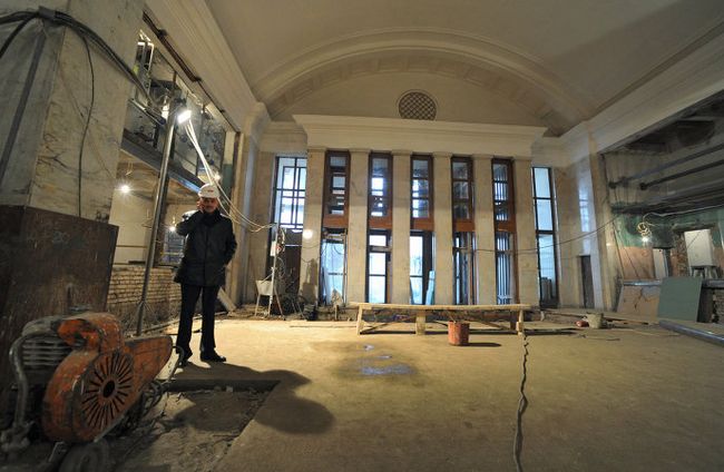 Рабочий на реконструируемой станции метро Парк культуры кольцевой линии.