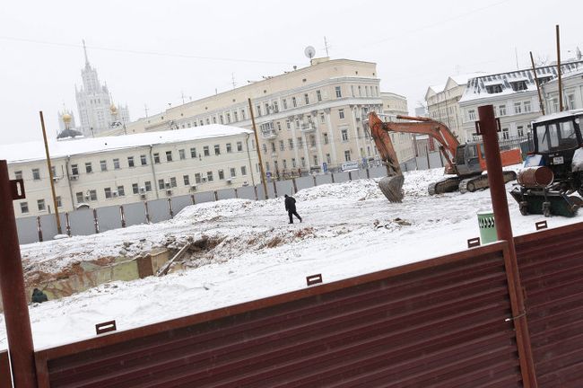 Огороженная территория в Подколокольном переулке (район Хитровка)